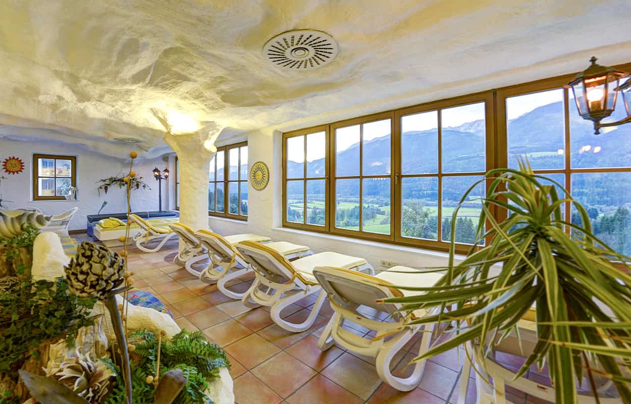 wellness-liegen-ausblick-panorama-hotel-kaernten